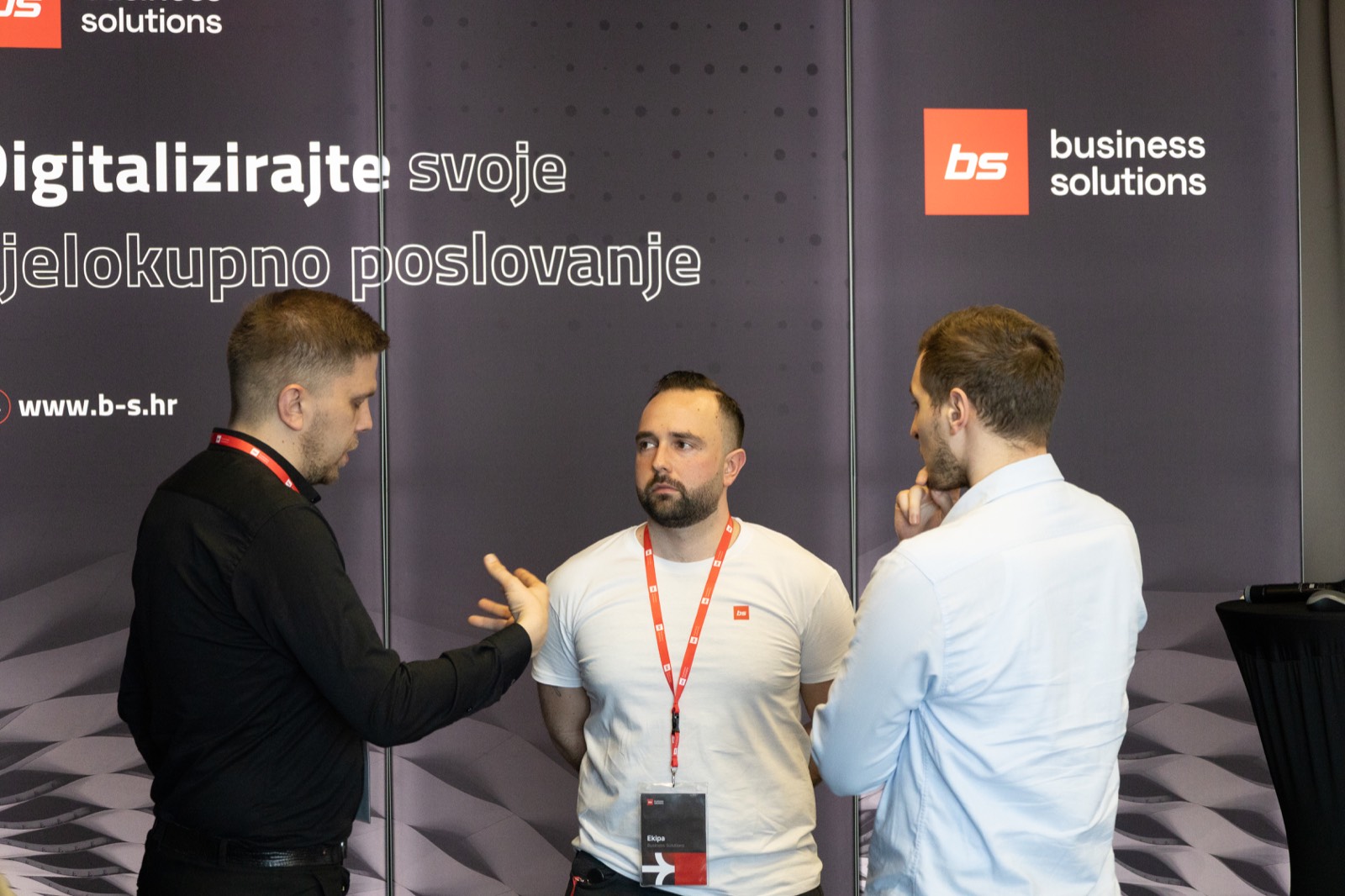 Razgovor gostiju s ljudima iz Business Solutionsa